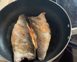 Foto del paso 5 de la receta: Lubina, champiñones y reducción de Malvasía con sus uvas y miel