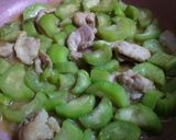 Hình bước làm 1 của món Mướp xào thịt vai heo