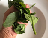 Foto del paso 4 de la receta: Ensalada de espinaca con aguacate y piñones
