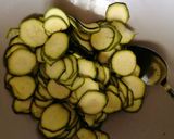 Foto del passaggio 3 della ricetta Rondelle di zucchine crude marinate, servite e conservate 🌿🌞