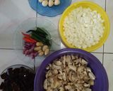Foto langkah ke 1 dari resep Tumis jamur merang putih telur.