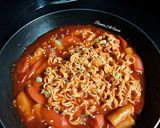 Foto langkah ke 4 dari resep RABOKKI (Ramen Tteokbokki).