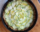 Foto del passaggio 13 della ricetta Crostata formaggio e zucchine con pane di recupero