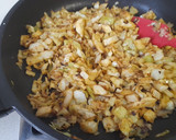 Foto del paso 2 de la receta: Col rehogada al curry  con nueces