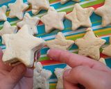 Foto del paso 5 de la receta: Alfajores de maizena navideñas con glasé 🌟