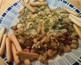 Foto del paso 5 de la receta Revuelto de setas, gambas y espárragos verdes