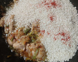 Foto del paso 5 de la receta: Arroz con pollo, espárragos, judías y ajos tiernos
