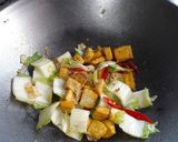 Foto langkah ke 2 dari resep Tumis Tahu Sawi Putih.