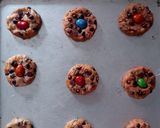 Foto langkah ke 6 dari resep Cookie Monster Chewy Chocochips Cookies.