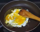 Foto langkah ke 3 dari resep Nasi goreng mentega.