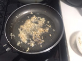 Pasta con pollo, champiñones y tocineta