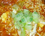 Foto langkah ke 7 dari resep Mie Rebus telur pedas.