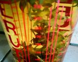 Une image de l'étape 2 de Infusion aux queues de fraises.
