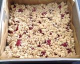 صورة لخطوة 4 من وصفة الكيكة المفتتة بالفراولة Streusel Cake 🇩🇪