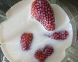 A picture of step 1 of Strawberry shake 😍😍.