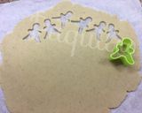 Foto del paso 4 de la receta: Tarta balón con galletas navideñas y frosting de turrón ⚽️