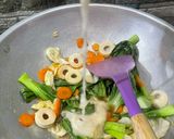 Foto langkah ke 3 dari resep Tumis Wortel Sawi Kubis.