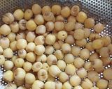 Hình bước làm 2 của món Đuôi heo nấu hạt sen, củ sen
