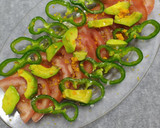 Foto del paso 1 de la receta: Ensalada de tomate, pimiento y aguacate