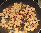 Une image de l'étape 2 de Farfalle poêlée au poulet et tomates séchées.