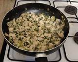 Foto del paso 5 de la receta: Pollo al verdeo y champiñones