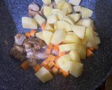 Foto langkah ke 2 dari resep Semur Ayam Tahu Kentang.