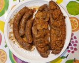 Foto del paso 3 de la receta Longaniza al vino blanco con salsa de tomate y champiñones