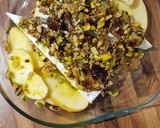 Foto del paso 4 de la receta: Dip queso brie - frutos secos, dátiles y manzana