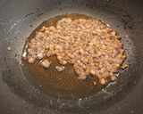 Szalonnás–gombás–vajbabos sertéstokány🥓🍄‍🟫🫘 recept fázis 2 fotója