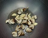 รูปขั้นตอนการทำที่ 1 ของ ข้าวผัดเป็ดตุ๋นเห็ดหอม