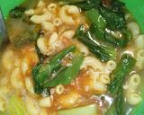 Foto langkah ke 3 dari resep Seblak makroni kerupuk sawi.