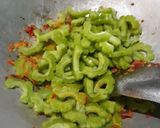 Foto langkah ke 4 dari resep #69 Tumis Pare Telor Pedas.