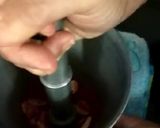 A picture of step 3 of Kathiyawadi garlic chutney.