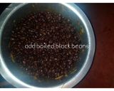 A picture of step 5 of Fried black beans (njahi).