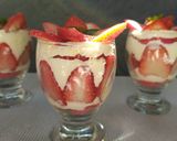 Foto del paso 5 de la receta: Postre en copa de frutillas 🍓 y crema Chantilly