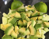 Foto del paso 2 de la receta: Ensalada de pollo, aguacate, pepino y papaya