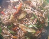 Foto del paso 3 de la receta: Fideo con pollito salteado