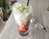 Foto langkah ke 3 dari resep Strawberry Matcha Latte.