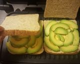 Hình bước làm 2 của món Sandwich phômai và quả Bơ đơn giản cho bữa sáng 🥑
