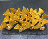 Foto del paso 2 de la receta: Murciélagos 🦇 de queso 🧀 para Halloween 🎃
