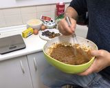 Foto del paso 2 de la receta: Bizcocho con frutos rojos, chocolate y frutos secos