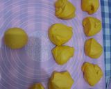 Foto langkah ke 5 dari resep Roti Labu Kuning.