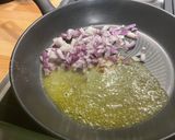 Une image de l'étape 4 de Œufs brouillés aux poivrons verts, oignon rouge et coulommiers.