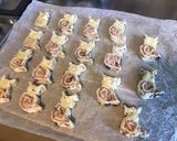 Une image de l'étape 11 de « Chaperos » petits feuilletés au jambon blanc, basilic, gorgonzola et pavot bleu.