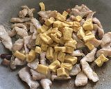 รูปขั้นตอนการทำที่ 2 ของ “ผัดหมี่ยากิโซบะหมูหมัก”