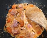 Une image de l'étape 4 de Poulet au curry rouge et lait de coco.