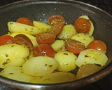 Foto del paso 2 de la receta: Muslo de pollo deshuesado con patatas express