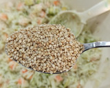 Foto del paso 4 de la receta: Ensalada de arroz basmati, langostinos, aguacate y coco 🦐 🥑 🥥