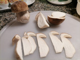 Pizza con salsiccia funghi porcini e Carpaccio di parmigiano