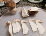 Foto del passaggio 6 della ricetta Pizza con salsiccia funghi porcini e Carpaccio di parmigiano